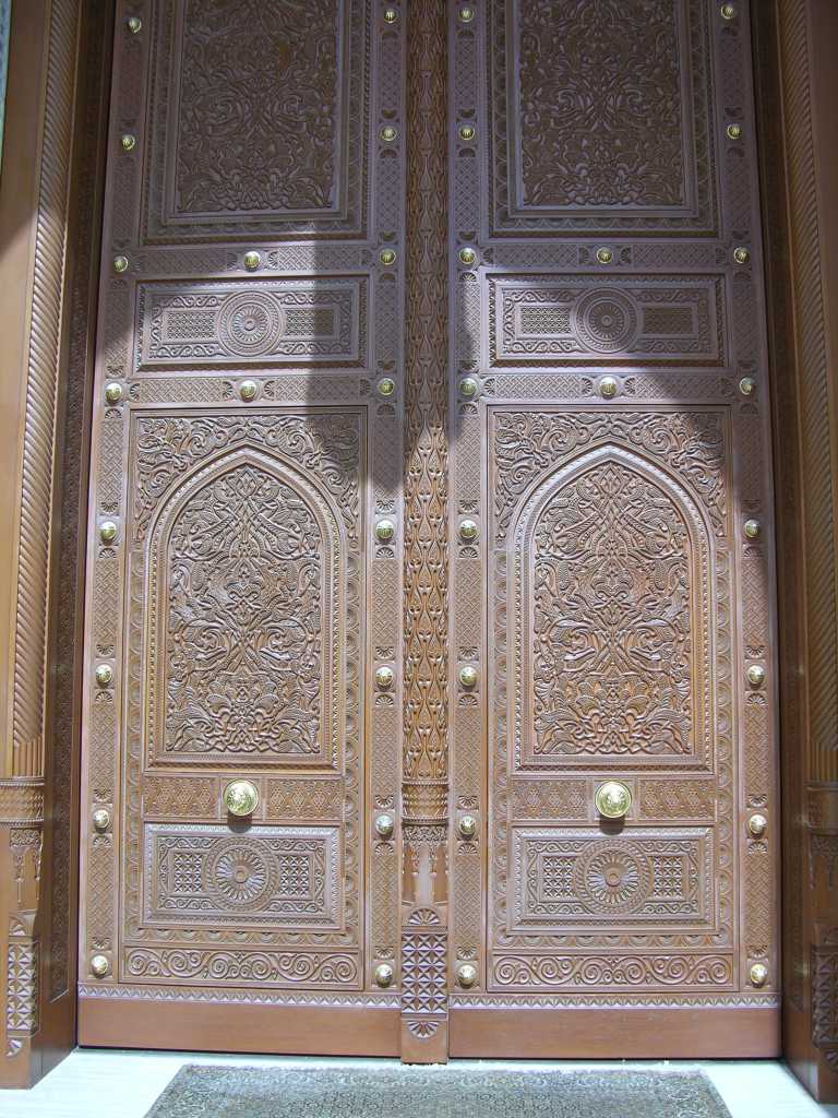 Muscat 04 Grand Mosque 04 Entrance Door Outside Here is the ornate door at the entrance to the main musalla (prayer hall), which is square with each side with an external dimension of 74.4m. The main musalla can hold over 6,500 worshippers, The much smaller womens musalla can accommodate 750 worshippers. The outer paved ground can hold 8,000 worshippers and there is additional space available in the interior courtyard and the passageways, making a total capacity of up to 20,000 worshippers